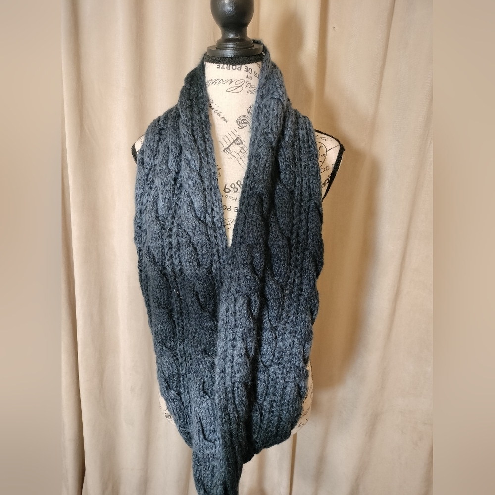 NWOT! Cozy Chunky Beefy Knit Infinity Scarf Blue Ombre. One Size